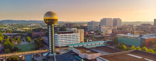 Ноксвилл-Сити Skyline со знаменитым Солнцем Sphere показал промо — стоковое фото