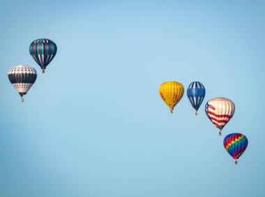 Mavi karşı iki küçük gruplar halinde altı renkli sıcak hava balonları