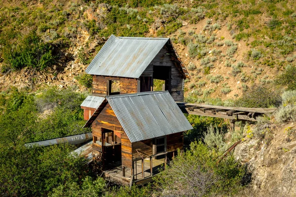 Ancienne cabane minière dans le désert du sud de l'Idaho au milieu de l'été — Photo