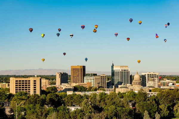 Molte mongolfiere galleggiano sopra lo skyline di Boise Idaho — Foto Stock