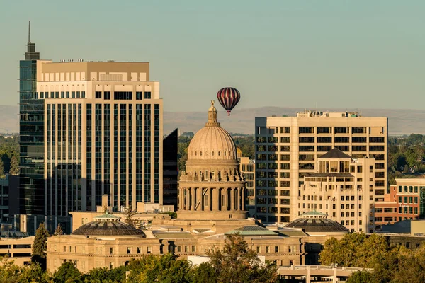 Close up of the Idaho state capitol building with a single hot a — Stock Photo, Image