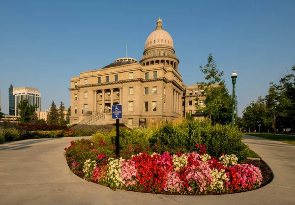 Jardin de fleurs et capitale de l'État de l'Idaho avec direction handicap si — Photo