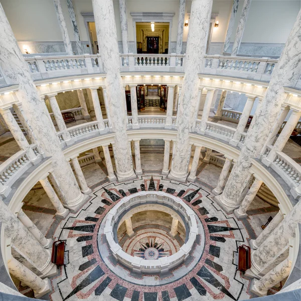Interior parte redonda da capital do estado feita de mármore — Fotografia de Stock