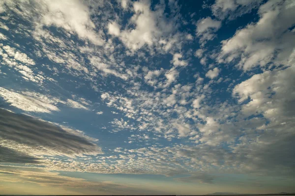 Paisaje nuboso al amanecer sobre un desierto de Utah — Foto de Stock