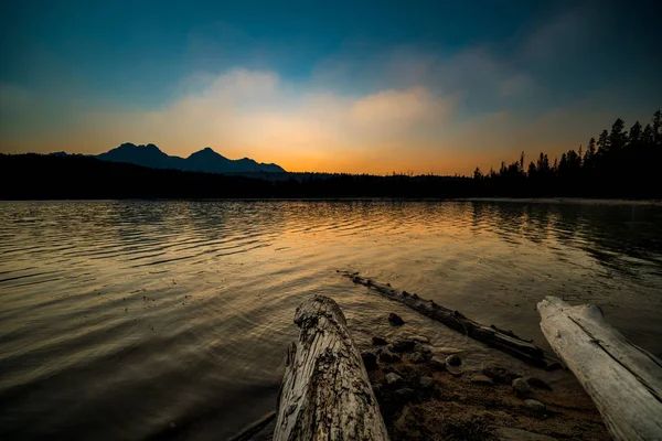 アイダホの山のレッドフィッシュ湖の夕日 — ストック写真