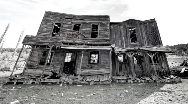 Crumbling edifício forma o conjunto de Gunsmoke caindo no gro — Fotografia de Stock
