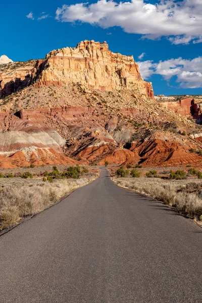 Utwardzona droga prowadzi do suchej pustyni południowej Utah z Mount — Zdjęcie stockowe