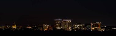 Boise Idaho'nun panoramik manzarası gece görüldüğü gibi