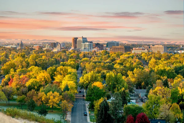 Nádherné malé město Boise Idaho s podzimním stromky je v menšinu — Stock fotografie