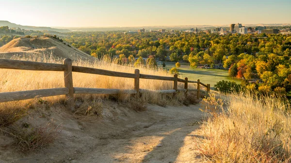 El camino de la suciedad lleva fuera de las estribaciones sobre Boise Idaho con el otoño — Foto de Stock