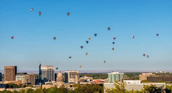 Beaucoup de montgolfières au-dessus de la petite ville de Boise Idaho skylin — Photo