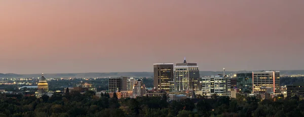 Boise Skyline časně ráno v soumraku s růžovou v bezmračné — Stock fotografie