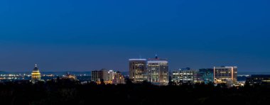 Işıkları o gece Boise Idaho küçük kasabanın Silueti