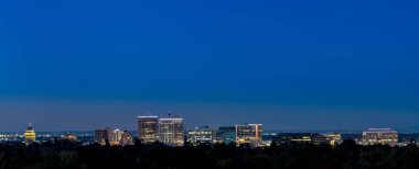 Dar ile gece Boise Idaho siluetinin panoramik biçimi
