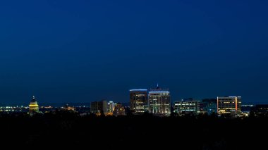 Şehir lig ile derin mavi bir gece gökyüzü ile Boise Idaho silueti