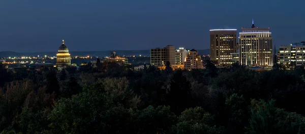 Idaho state capital at night against a deep blue sky — Stock Photo, Image