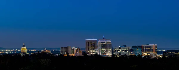 Skyline of the little town of Boise Idaho at night with lights o — Stock Photo, Image