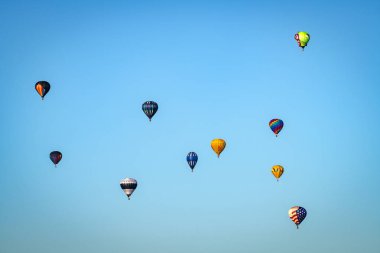 Renkli sıcak hava balonlar bir festival sırasında Boise Idaho üzerinde float