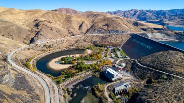 Güz döneminde Boise Nehri üzerindeki barajın havadan görünümü