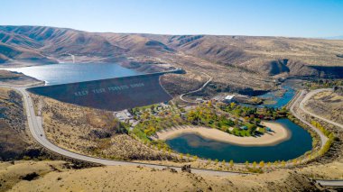 Earthen Barajı Boise Nehri ve sonbahar renkli kamu parkı
