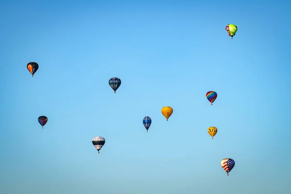 Des montgolfières colorées flottent au-dessus de Boise Idaho pendant un festiv — Photo