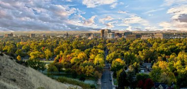 Bulutlu gökyüzü ile ağaçlar Boise Idaho şehrin sonbahar görünümü