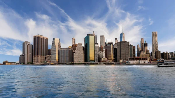Skyline of New York with clouds in the sky and reflect in the wa — Stock Photo, Image