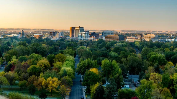 Primera luz en la pequeña ciudad de Boise Idaho con tees de otoño en — Foto de Stock