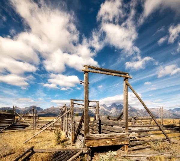 Curral de gado ocidental com montanhas Teton e nuvens no céu — Fotografia de Stock