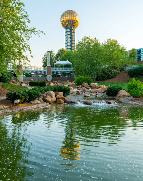 Fluxo flui através de um parque de Knoxville Tennessee onde o icônico — Fotografia de Stock