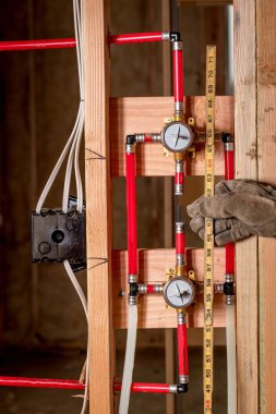 İnşaat çalışmaları sıhhi tesisat boruları arasındaki mesafeyi ölçer