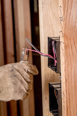 Eldivenli inşaat işçisi, bir ele kesmek için tel nippers kullanır