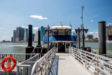 Feribot tekne ve aboa almak için bir gangplank ile New York silueti