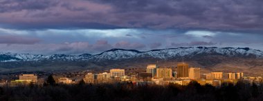 Foo kar ile Boise Idaho şehir üzerinde Akşam gün batımı