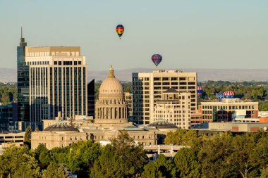 Sıcak hava balonları Idaho eyaleti için Başkent üzerinde sürükleniyor