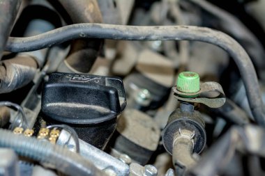 Bir kamyonun motorunda Yağ Ekleme kapağının kapatılması