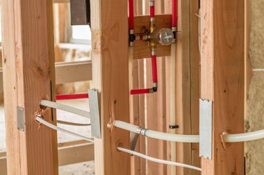 Su boruları yeni ev yapımında ahşap çiviler geçmek