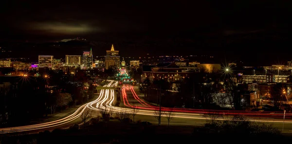 Luzes de carro raia para baixo Capital Boulevard em Boise Idaho à noite — Fotografia de Stock