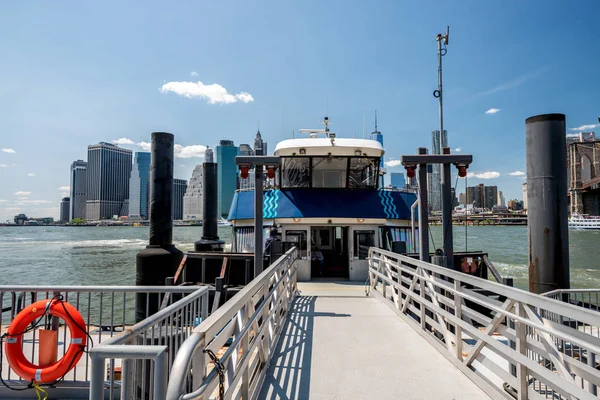 Ferry boat and the New York skyline with a gangplank to get aboa — Stock Photo, Image