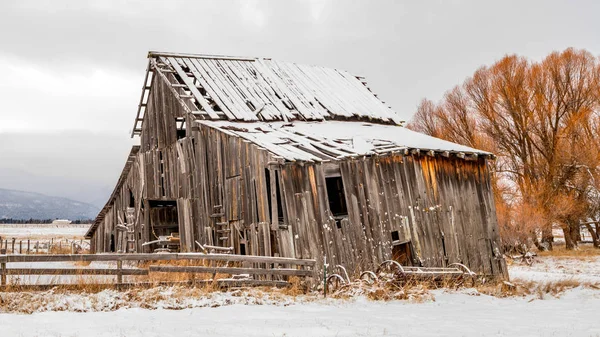 空に満月と冬に素朴な古い農家の納屋 — ストック写真