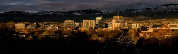 Hermosa puesta de sol dramática sobre la pequeña ciudad de Boise Idaho wi — Foto de Stock