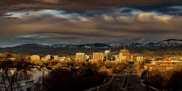 Tramonto sulla cittadina di Boise Idaho con neve in collina — Foto Stock