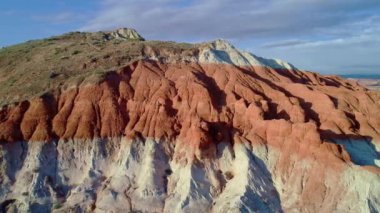 Güney Idaho'da kaya sırtı, kırmızı ve beyaz kayaile benzersiz patters verimli