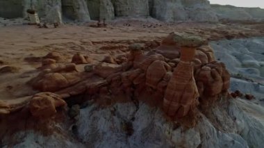 Güneş gölgeden hareket ederken büyük bir hoodoo'yu vurgulamak için canlanır. 