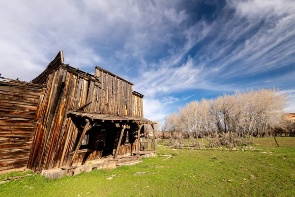 Viharzott fa épület egy régi nyugati város egy Utah sivatagban — Stock Fotó