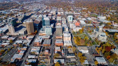 Sonbahar renkli ağaçlar ile Boise Idaho ve Sermaye havadan görünümü
