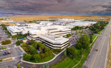 Mikron Boise Idaho olarak bulutlar ve foothil ile yukarıdan görüldüğü gibi