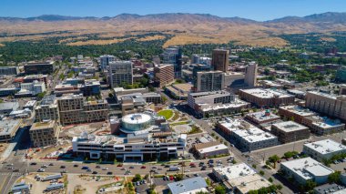 Trafik ile Boise Idaho yeni bina ve şehir silueti