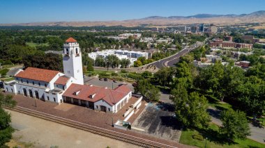 Tren istasyonu ve tren rayları ile Boise Idaho şehir