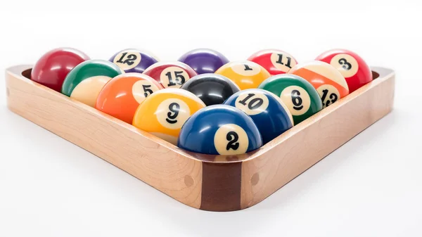 Bolas de billar en un estante de madera para jugar un juego — Foto de Stock